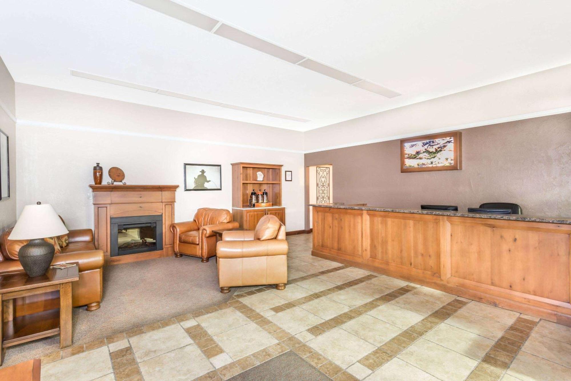 Super 8 By Wyndham Salina/Scenic Hills Area Hotell Exteriör bild