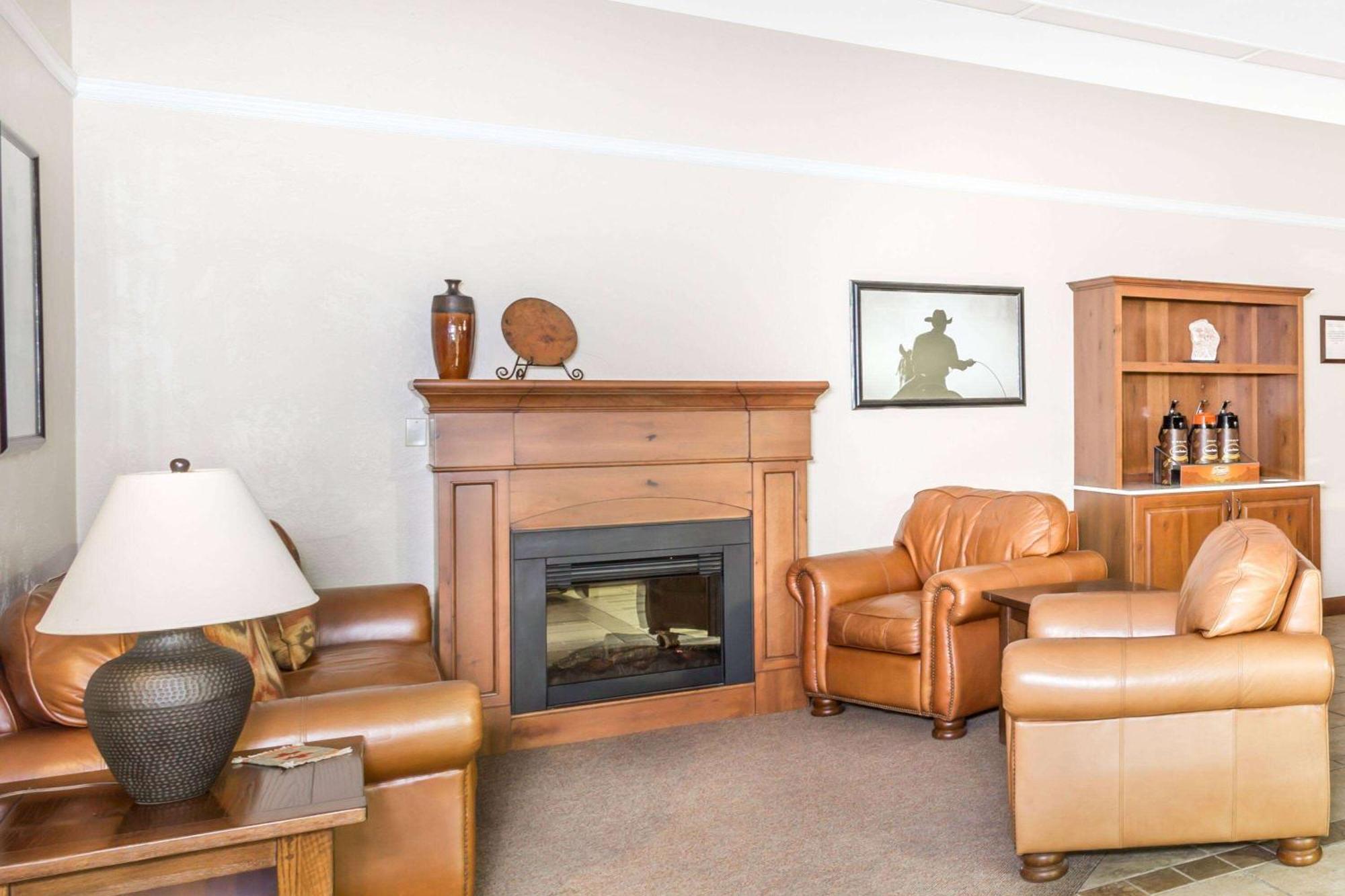 Super 8 By Wyndham Salina/Scenic Hills Area Hotell Exteriör bild