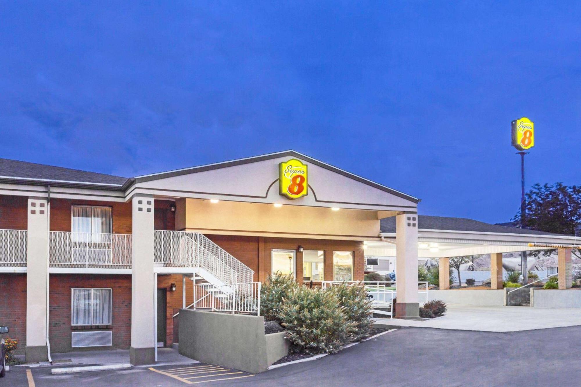 Super 8 By Wyndham Salina/Scenic Hills Area Hotell Exteriör bild