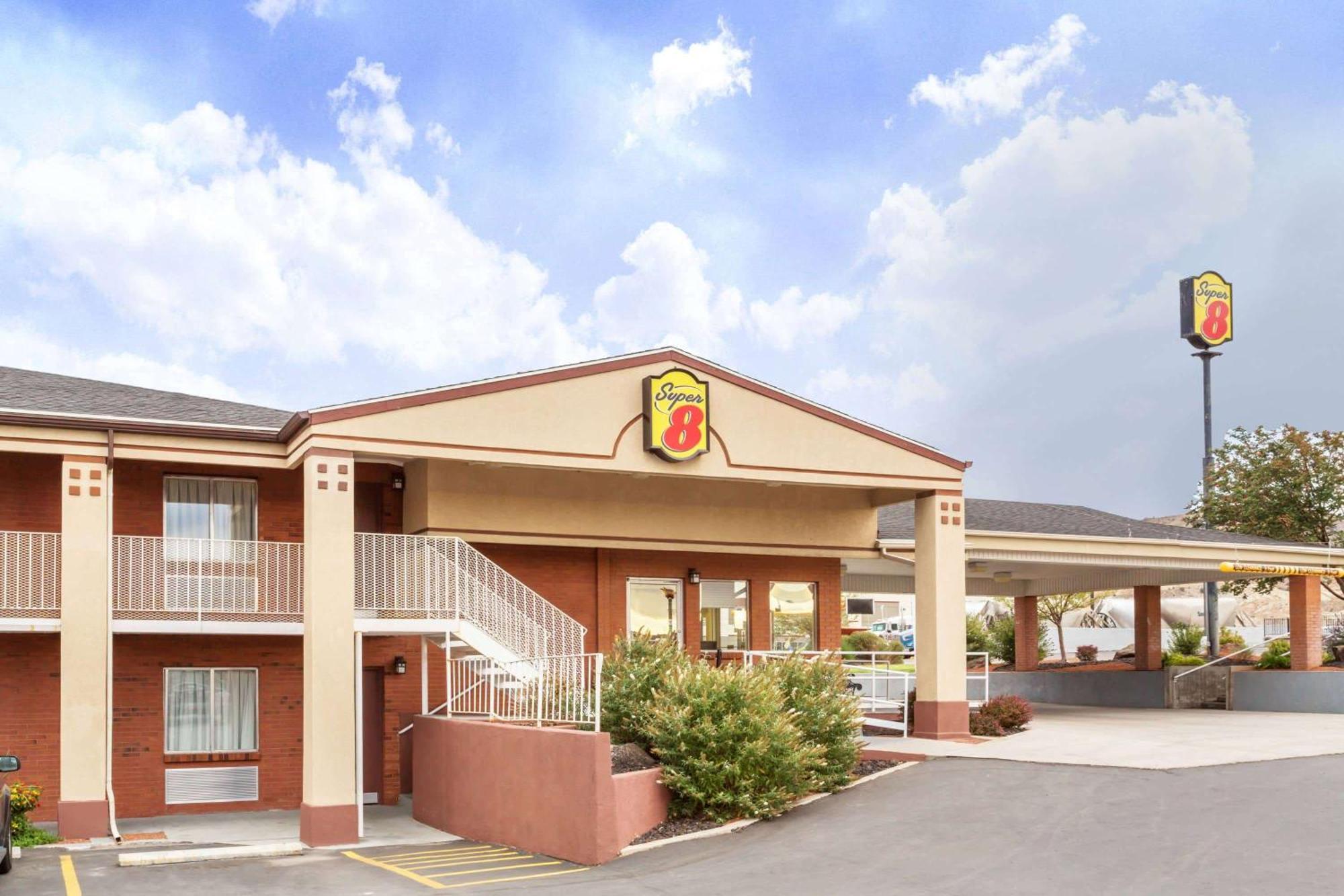 Super 8 By Wyndham Salina/Scenic Hills Area Hotell Exteriör bild