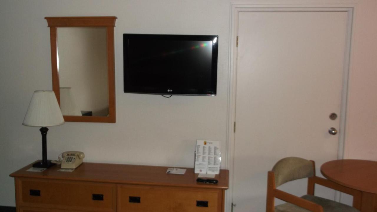 Super 8 By Wyndham Salina/Scenic Hills Area Hotell Exteriör bild